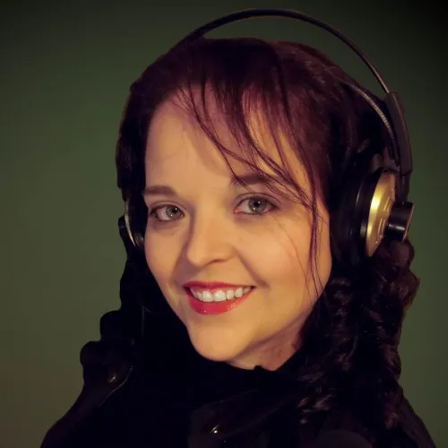 Esther Morales en estudio de grabación
